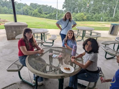 Kids eating pizza